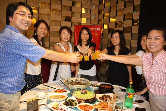 举杯畅饮庆功酒—09学年秋季长线班学员发榜聚会
